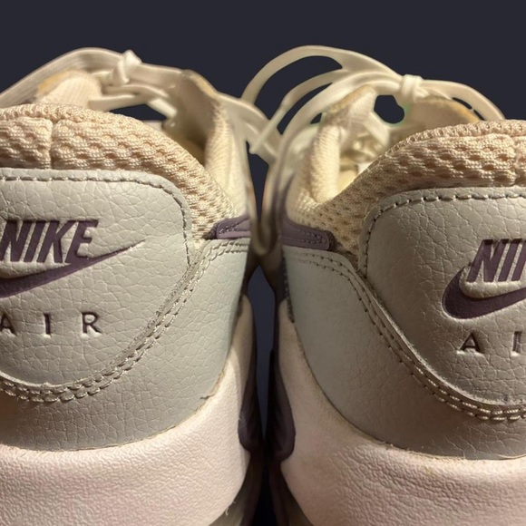 Women’s Nike Air Max Excee Runner size 8 purple and white - Picture 4 of 5